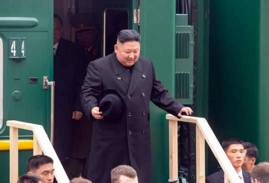 김정은 북한 국무위원장이 24일 오전 전용 열차 편으로 러시아와 북한의 접경 지역인 하산역에 도착해 열차에서 내리고 있다. 김 위원장은 알렉산드르 코즐로프 극동·북극개발 장관, 올렉 코줴먀코 연해주 주지사, 이고리 모르굴로프 외무차관, 알렉산드르 마체고라 주북 대사의 영접을 받았다. [러시아 연해주 주 정부 제공]